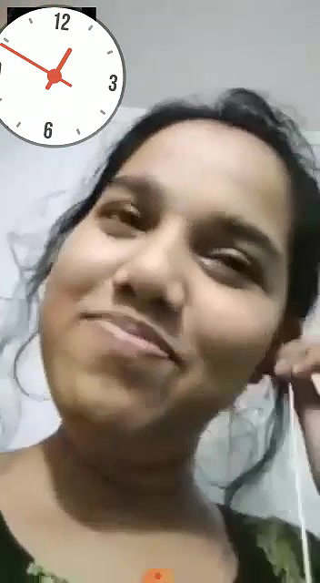 video call mein bhabhi ne chuche dikhayi