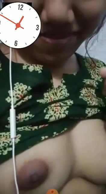 video call mein bhabhi ne chuche dikhayi