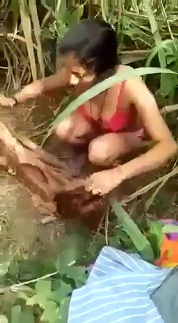 khet mein lejake ladki ko pela