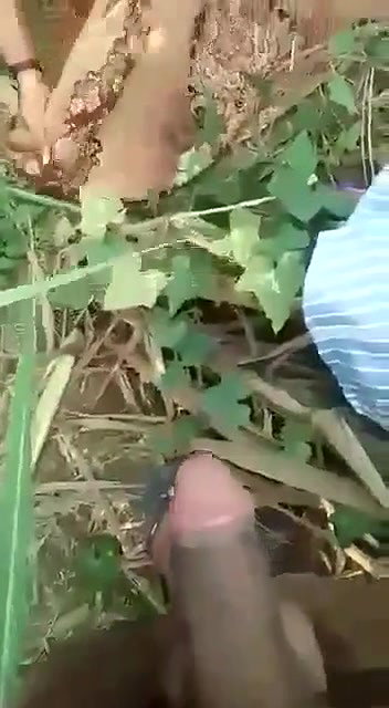 khet mein lejake ladki ko pela
