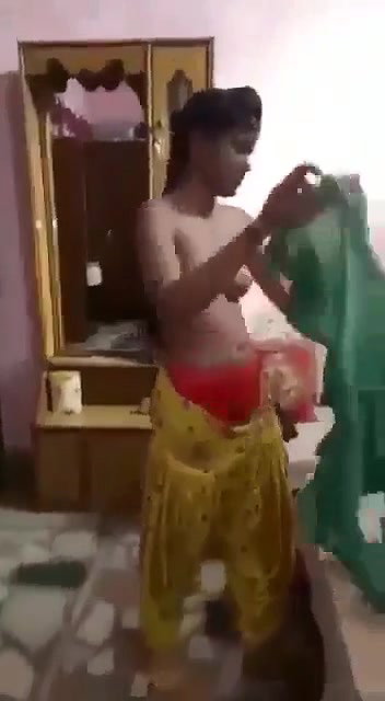 Desi sikhni undressed