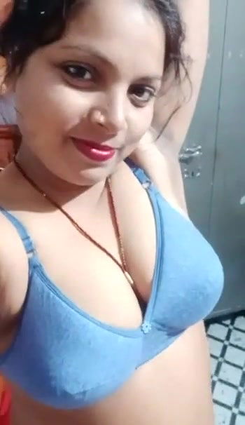 Sexy horny Bhabhi nude selfie video