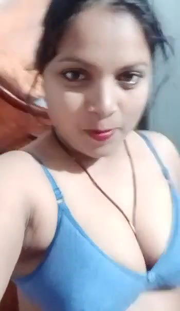 Sexy horny Bhabhi nude selfie video