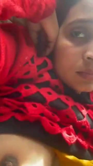 Pakistani Bhabhi exposed in car