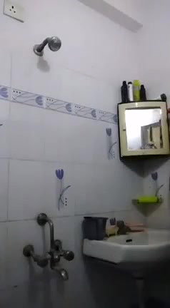bathroom pe bhabhi ne chuche or chut dikhayi