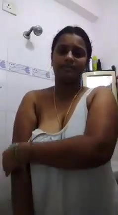 bathroom pe bhabhi ne chuche or chut dikhayi