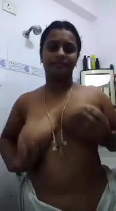bathroom pe bhabhi ne chuche or chut dikhayi