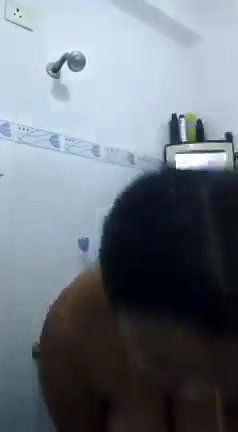 bathroom pe bhabhi ne chuche or chut dikhayi