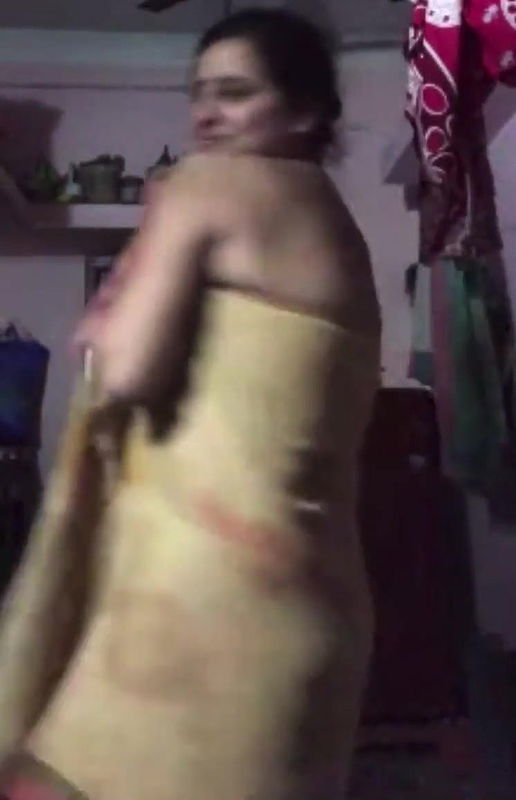 shy bahbhi showing nudes