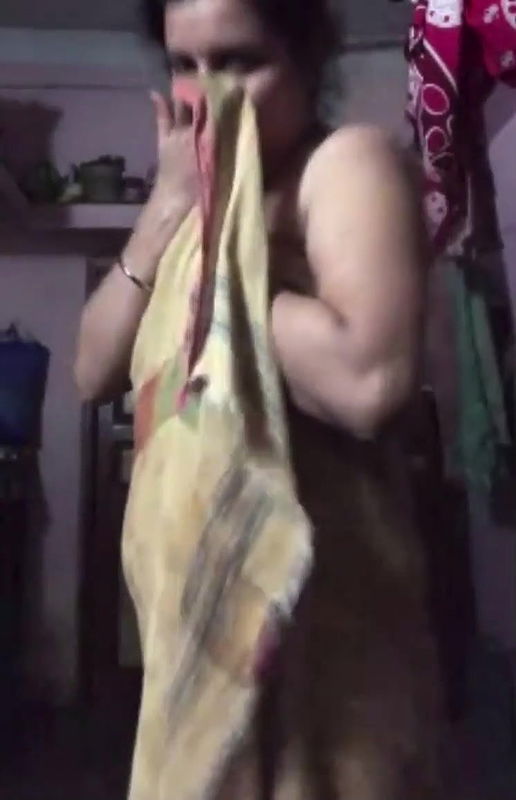 shy bahbhi showing nudes