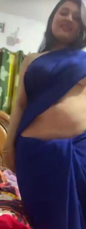 hot chubby girl nude strip after opening saree