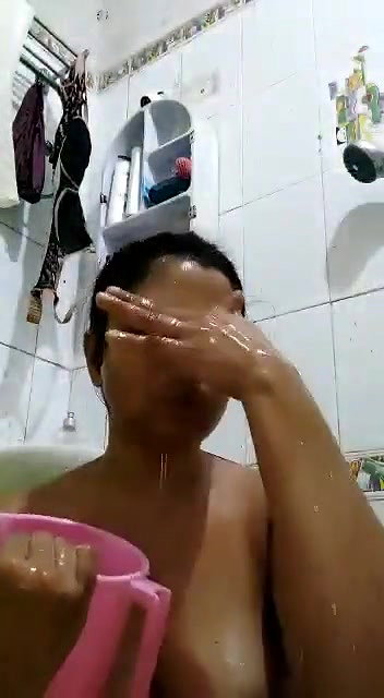 nude chubby girl bath and shaving pussy