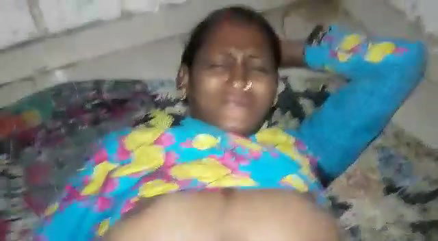 naukrani ke chut ke andar gira diya