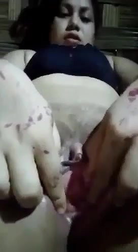 moti ladki ne choot mein ungli kri