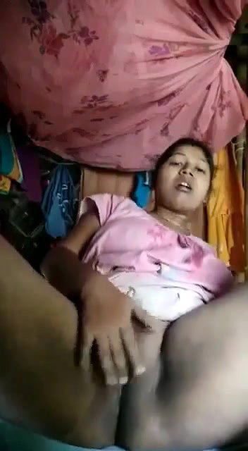 nighty wearing bhabhi pussy rubbing and moaning