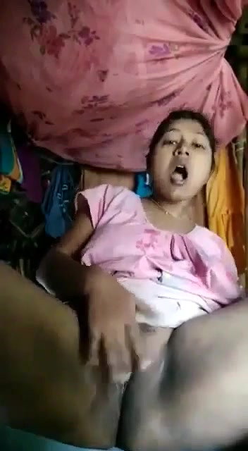 nighty wearing bhabhi pussy rubbing and moaning