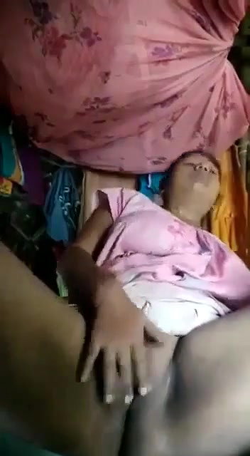 nighty wearing bhabhi pussy rubbing and moaning