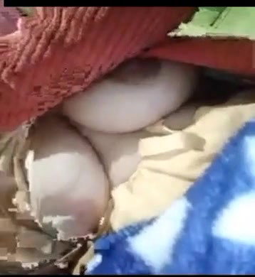 video call mein bhabhi ne chuche dikhayi