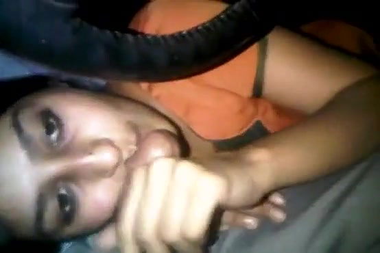 ladki ne car mein lund chusi