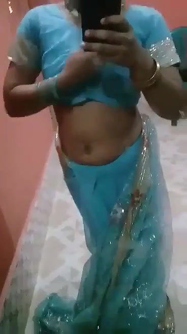saree kholke nangi hui
