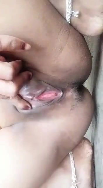 kapde kholke ladki ne chikni choot or chuche dikhayi