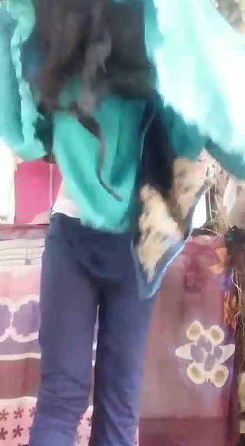 kapde kholke ladki ne chikni choot or chuche dikhayi