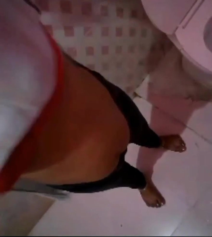 kapde utar ke bathroom pe nangi video banayi