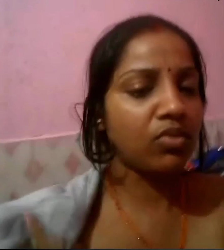 kapde utar ke bathroom pe nangi video banayi