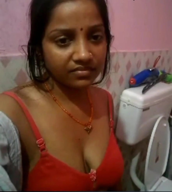 kapde utar ke bathroom pe nangi video banayi