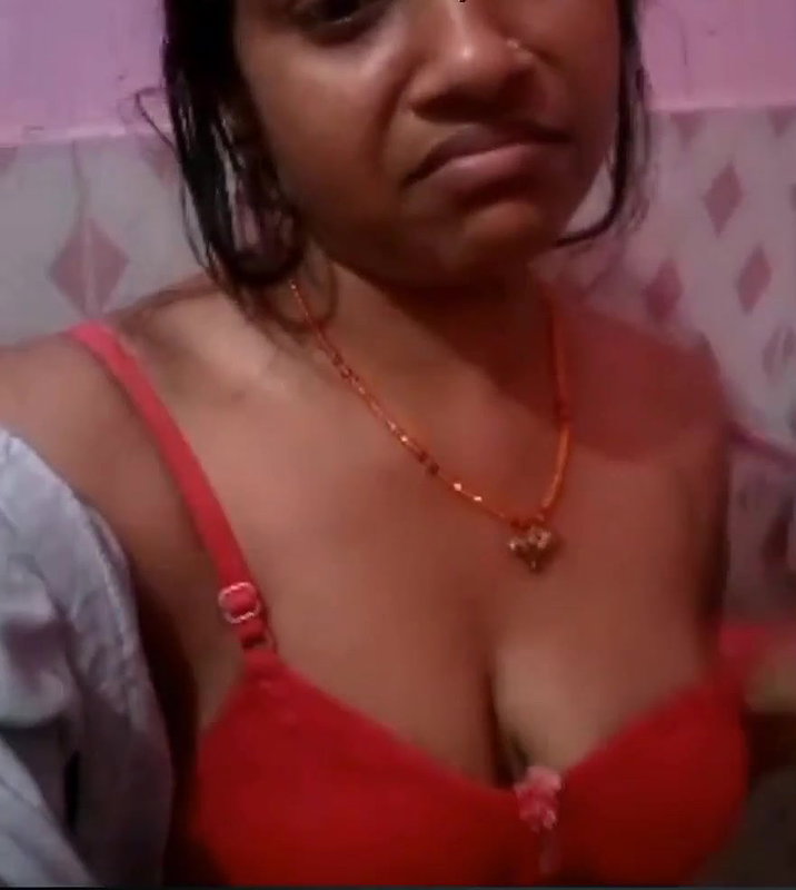 kapde utar ke bathroom pe nangi video banayi
