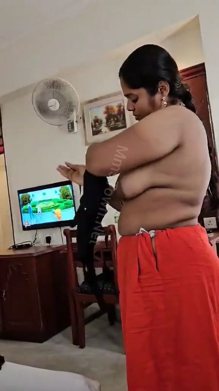 Tamil Aunty Changing Clothes Nude Captured In Hotel Clear Talking 1