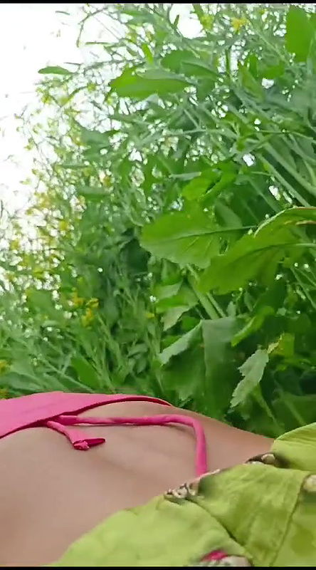 khet mein bhabhi ko patake choda