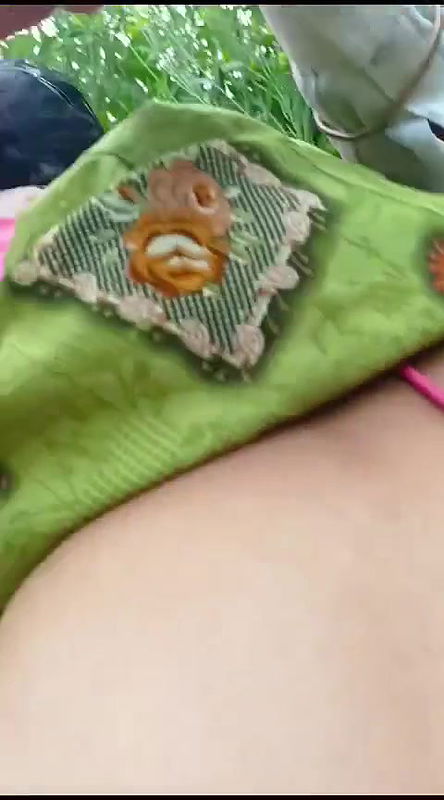 khet mein bhabhi ko patake choda