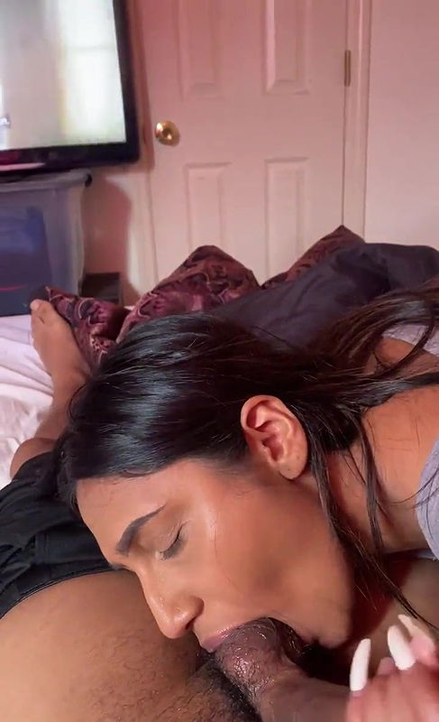 hot gf blowing bf during tv show
