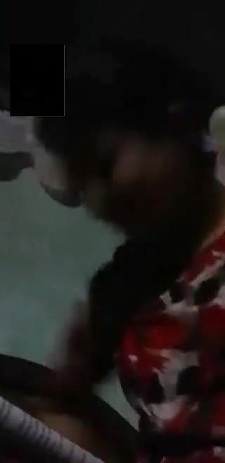 ladki ne chuche dikhayi