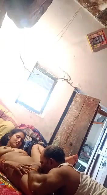 buddhe ne choot chatne ke bad chudai kri