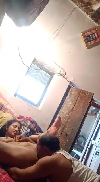 buddhe ne choot chatne ke bad chudai kri