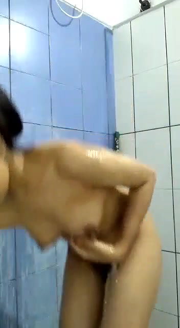 jhat wali nangi ladki nahte hue