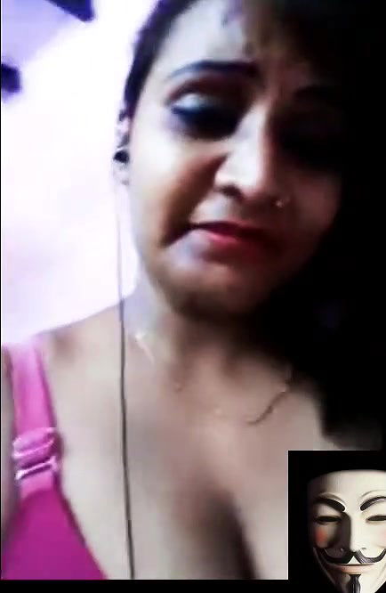 Naughty sexy boob show of a sexy Bhabhi