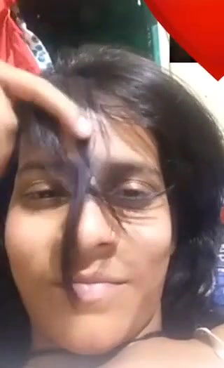 vc mein ladki ne boob dikhayi