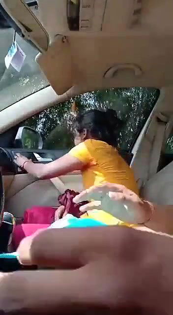 paise ke liya bahbhi ne lund chusa car mein