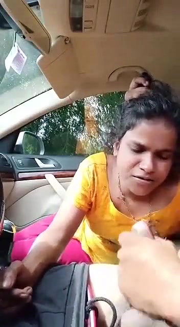 paise ke liya bahbhi ne lund chusa car mein