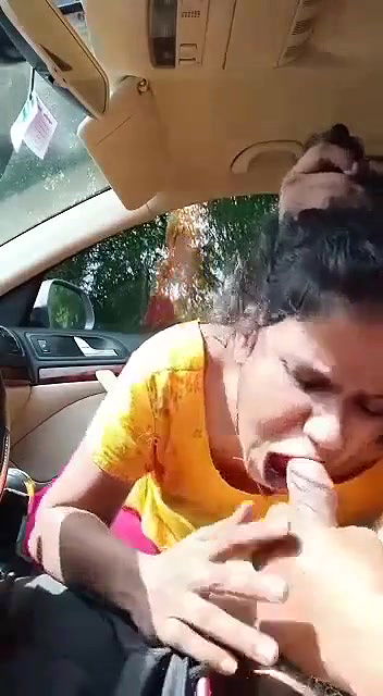 paise ke liya bahbhi ne lund chusa car mein