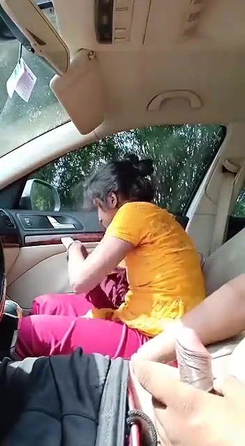 paise ke liya bahbhi ne lund chusa car mein