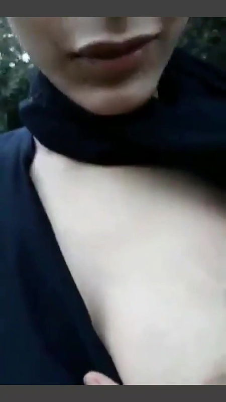 Cute Slim Paki Girl Showing her Boobs Pic’s+Video