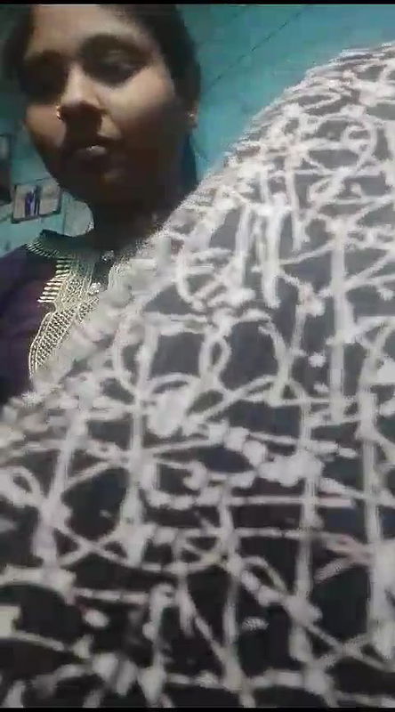 girl making nude video