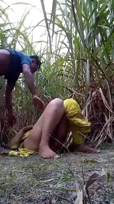 ganne ke field mein padosi ko choda