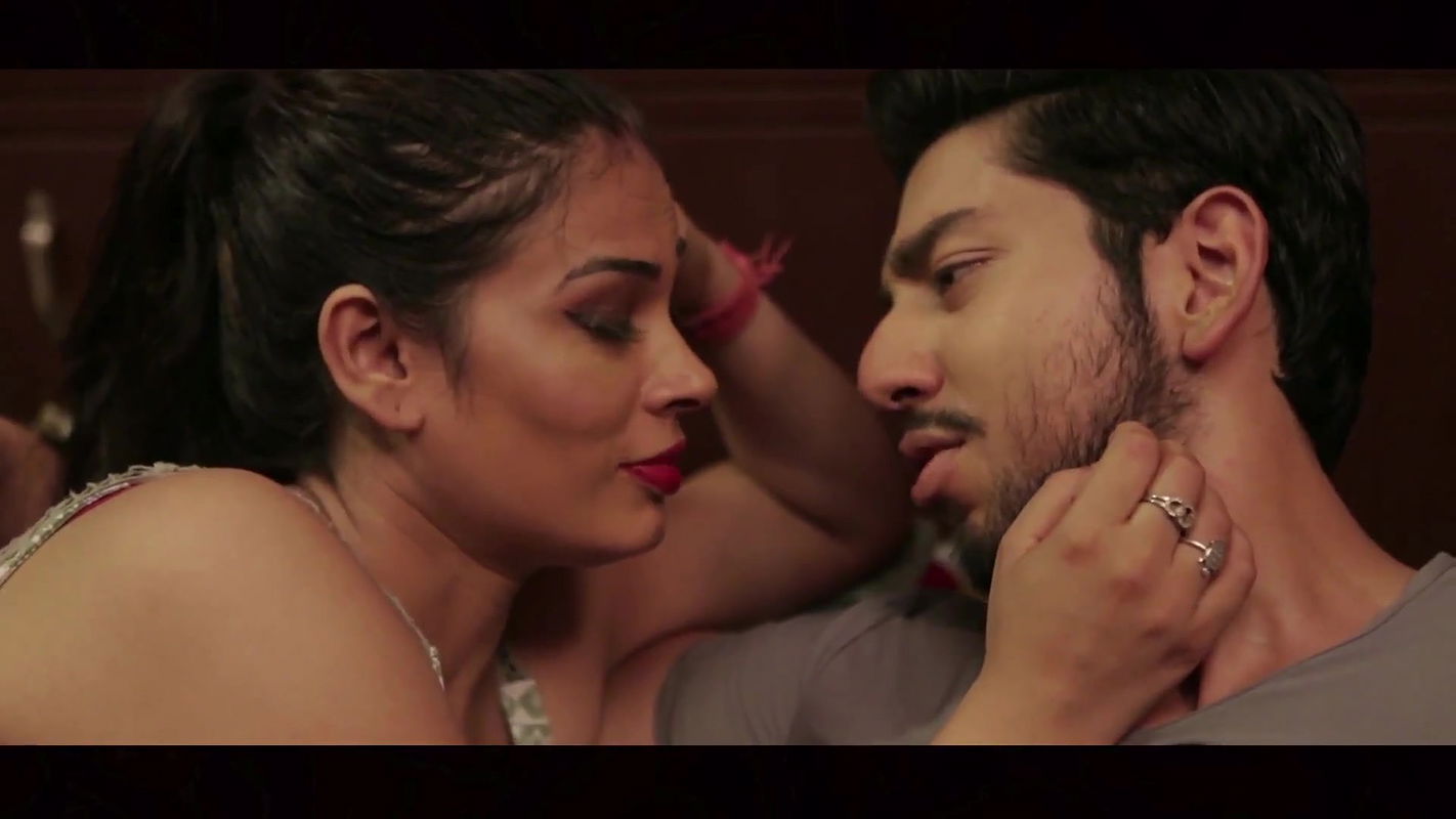 Aashiq Awara Hot Scene
