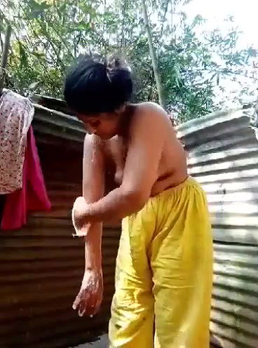 Bangladeshi Beautiful SEXY village Girl Bathing