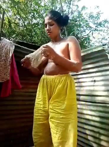 Bangladeshi Beautiful SEXY village Girl Bathing